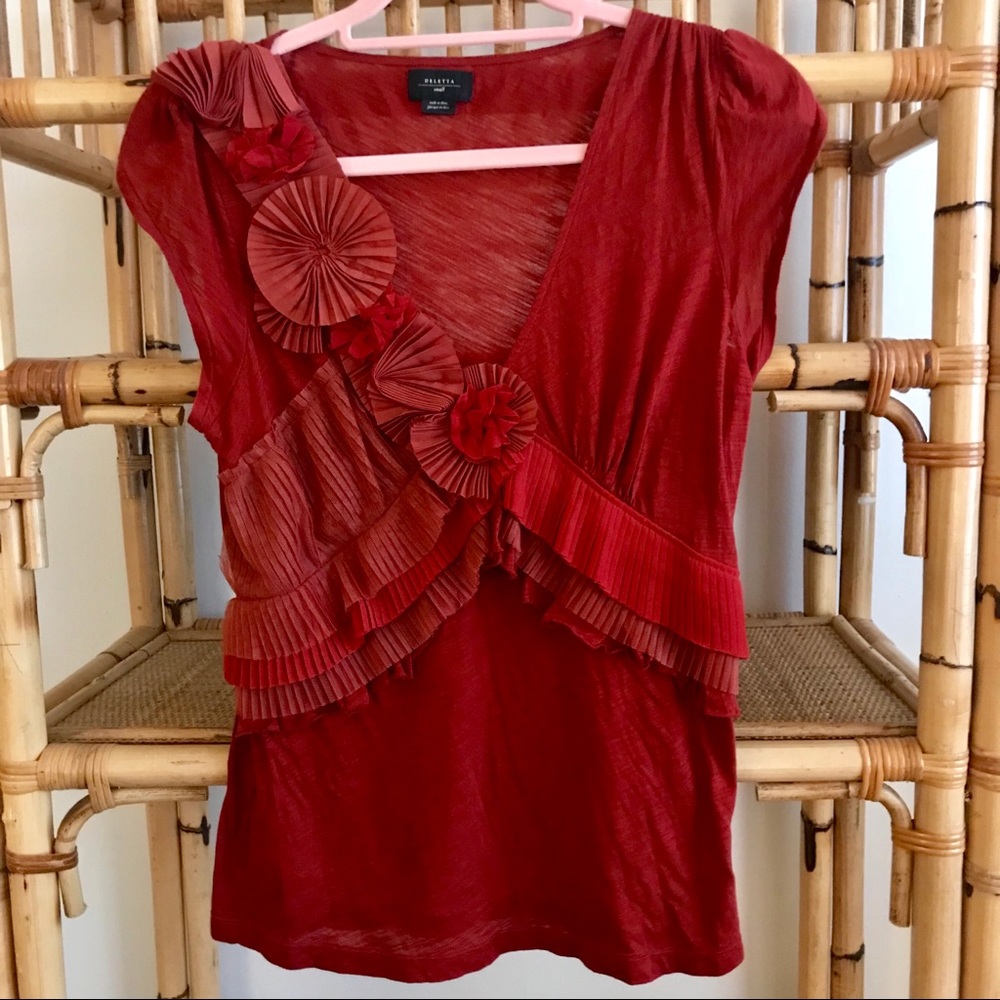 Deletta Red Short Sleeve Top w Flower Appliqué, S